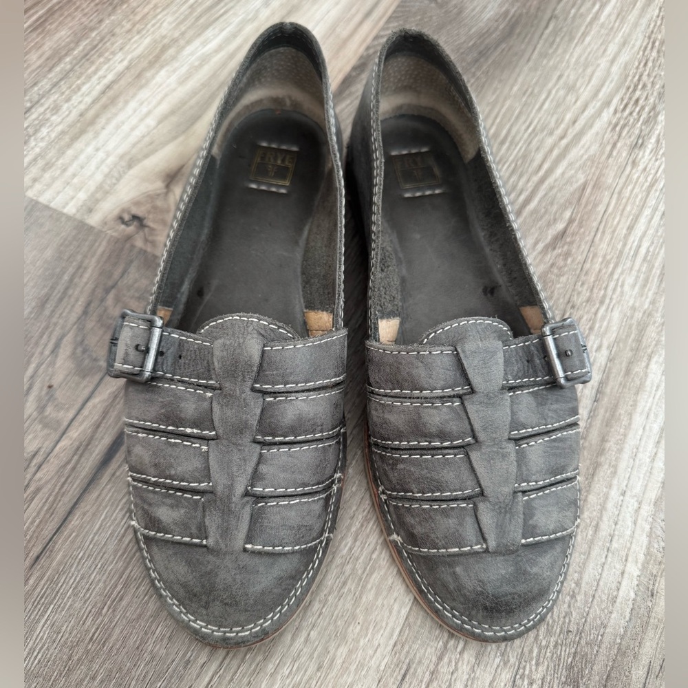 FRYE “Milly Fisherman” leather slip-on flats in charcoal grey.
Size 7.5
